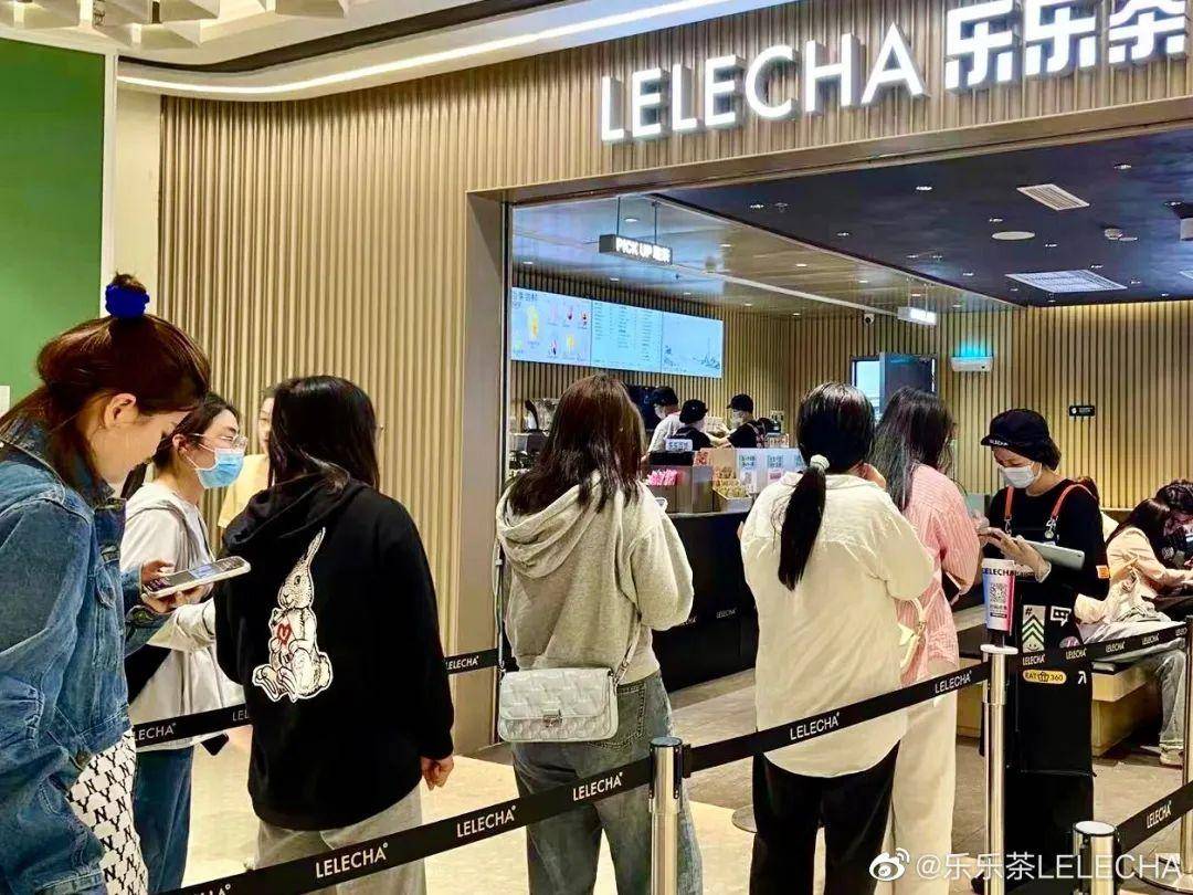 从喜茶到乐乐茶曾经排斥加盟的新茶饮品牌为何接二连三“变阵”？(图1)